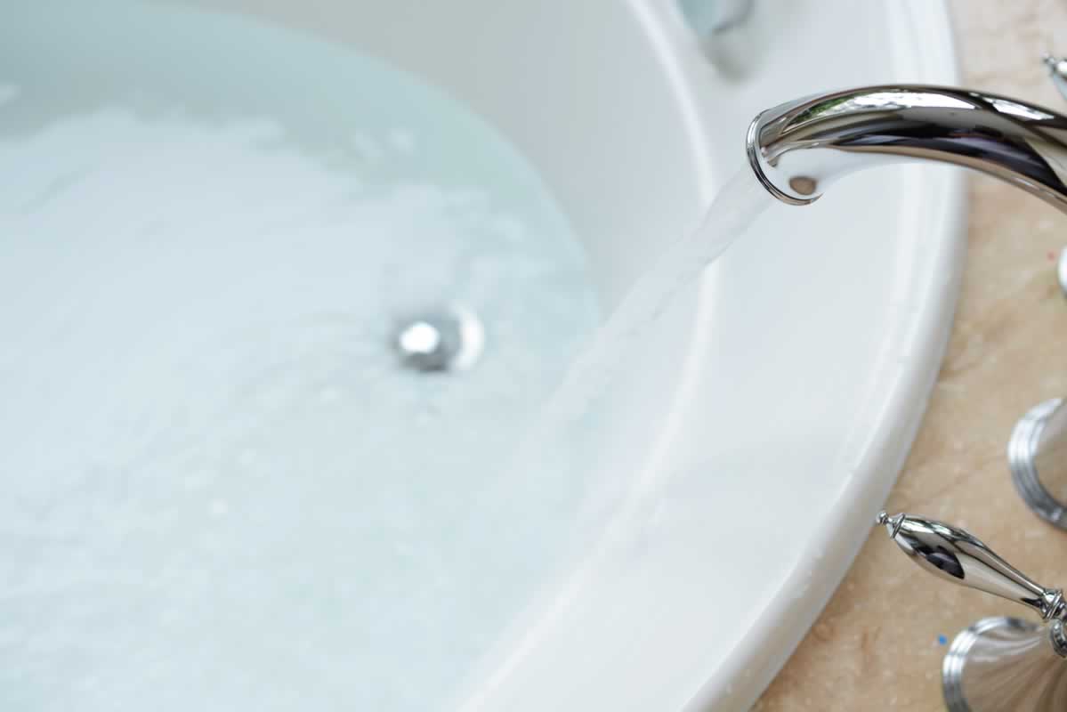 Используйте воду после ванны для стирки, чтобы сэкономить