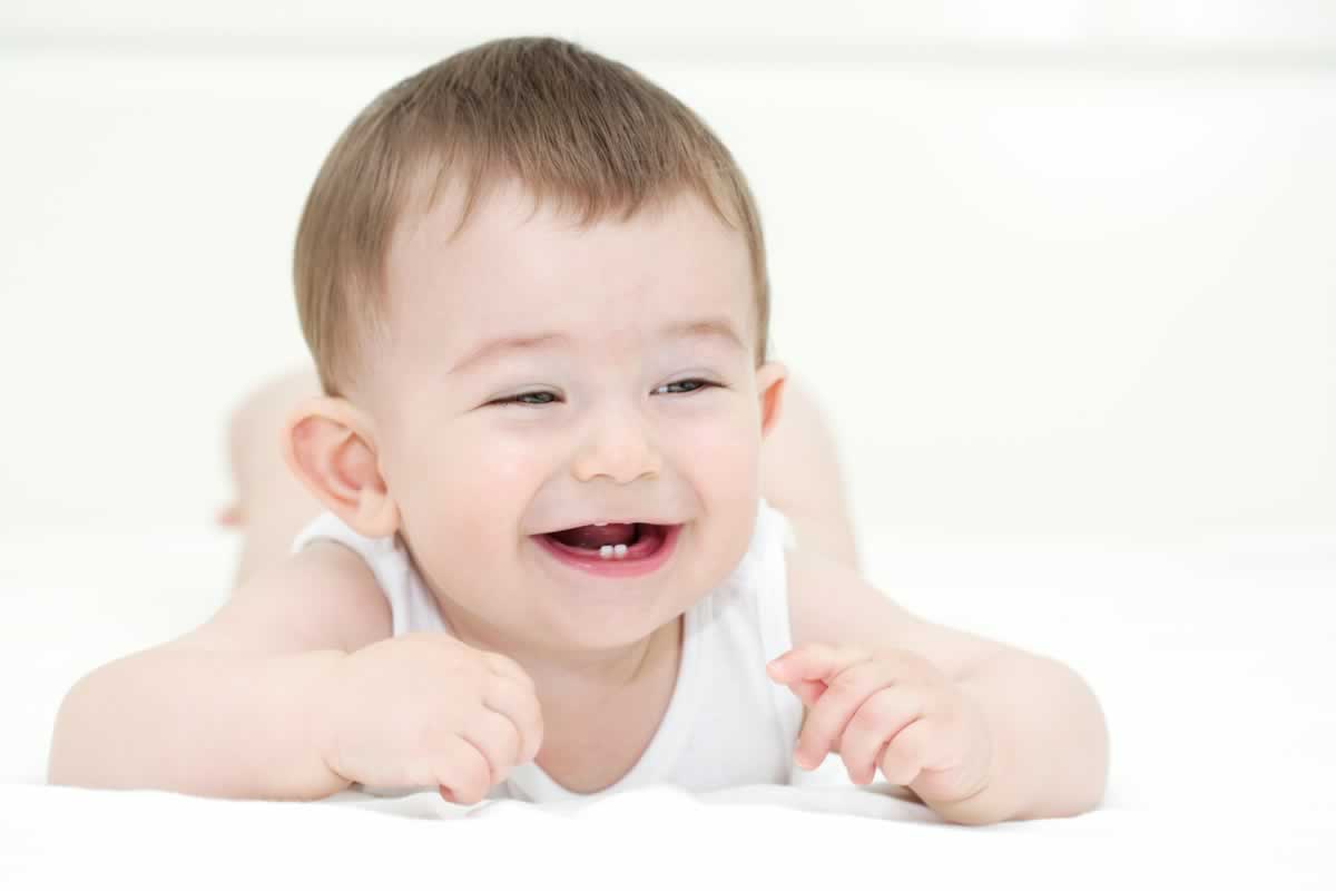 Счастливый ребенок со здоровыми зубами. Важно выработать привычку чистить зубы, когда у малыша прорезаются первые зубы.